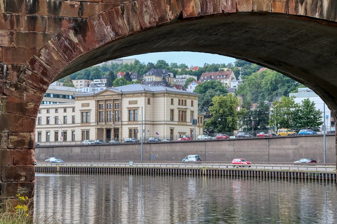 Am Sonntag eröffnet das neue Familiencafé „Dreikäsehoch“ in Saarbrücken. Freuen Sie sich auf Live-Musik, Vorlesestunden und Spielmöglichkeiten für die Kleinen! Kommen Sie vorbei!