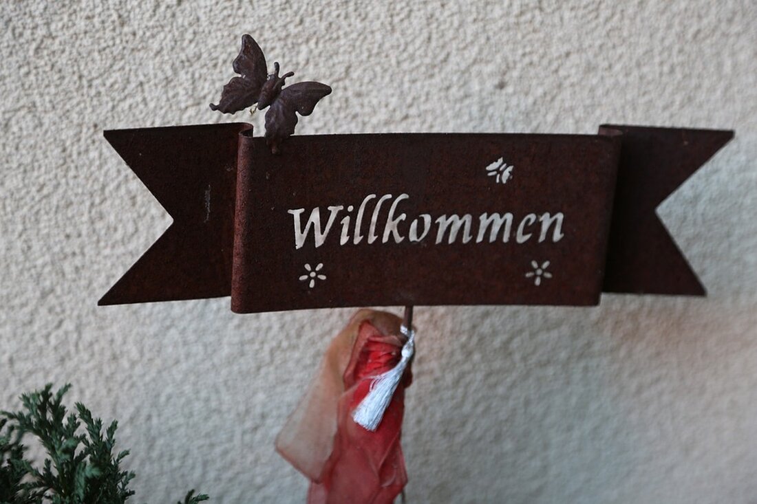 Ein Familienstreit in Kärnten führte zu leichten Verletzungen bei einem Paar und ihrem Baby. Der aggressive Mann wurde festgenommen und gegen ihn wurden rechtliche Schritte eingeleitet.