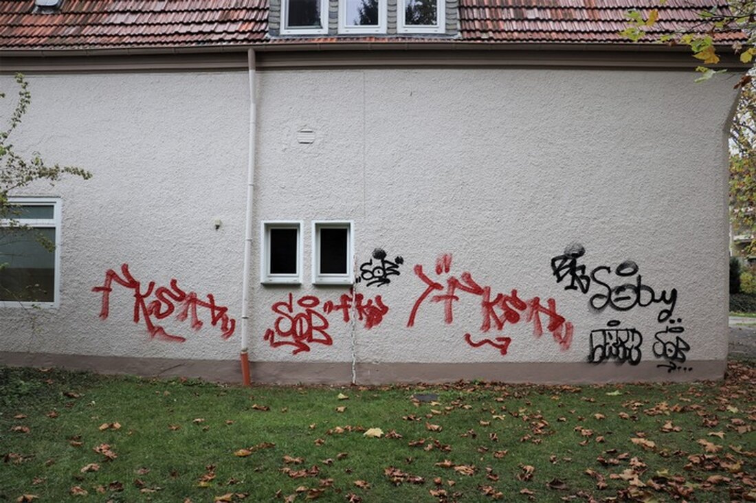 Am 16.11.2024 wurden in Bad Lippspringe Farbschmierereien an Gebäuden und Autos gemeldet. Polizei sucht Zeugen.