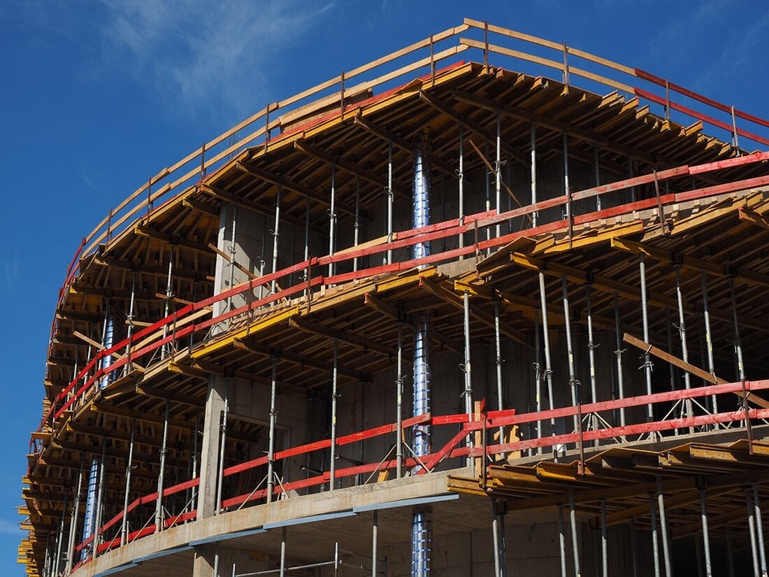 Erfahren Sie mehr über die abgeschlossenen Bauarbeiten für den zweiten Abschnitt der Ortsdurchfahrt von Guntersdorf im Bezirk Hollabrunn. Lesen Sie über die Investitionen und die neu gestalteten Bereiche entlang der Landesstraße B 303. Entdecken Sie die Verbesserungen in Bezug auf Verkehrssicherheit und Barrierefreiheit.