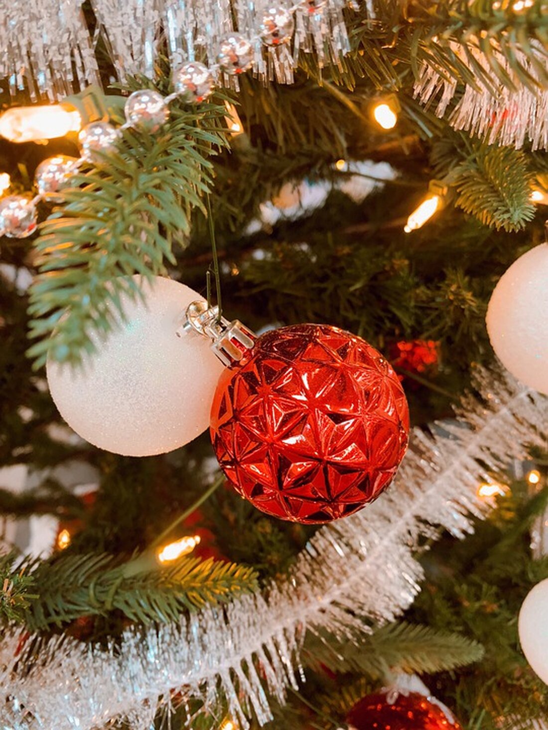 Der Adventmarkt am Bayrhamerplatz in Hallein wurde am 22. November feierlich eröffnet. Besuchen Sie die neue Muglbar und erleben Sie festliche Stimmung und zahlreiche Besucher!