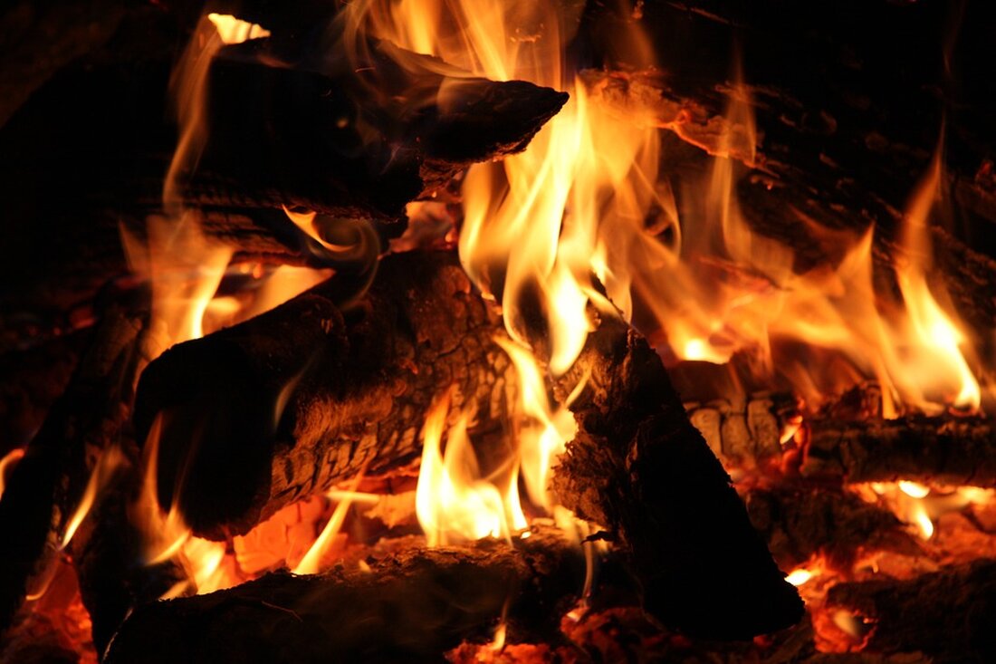 In Schaaren brannte eine Scheune komplett aus, wobei zwei Wohnmobile zerstört wurden. Feuerwehr konnte ein Übergreifen auf benachbarte Gebäude verhindern. Brandursache noch unklar.