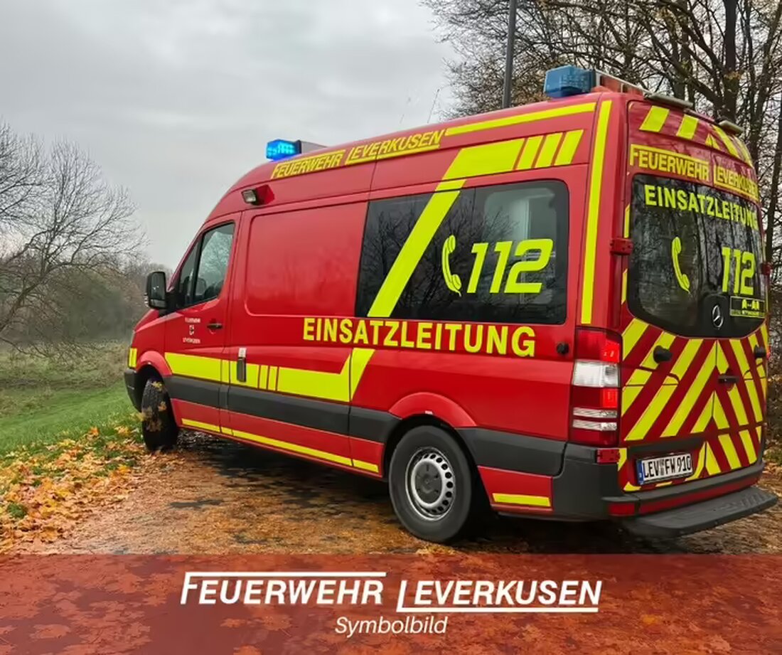 Am 03.11.2024 barg die Feuerwehr ein havariertes Boot im Hitdorfer Jachthafen, nachdem Wasser eingedrungen war.