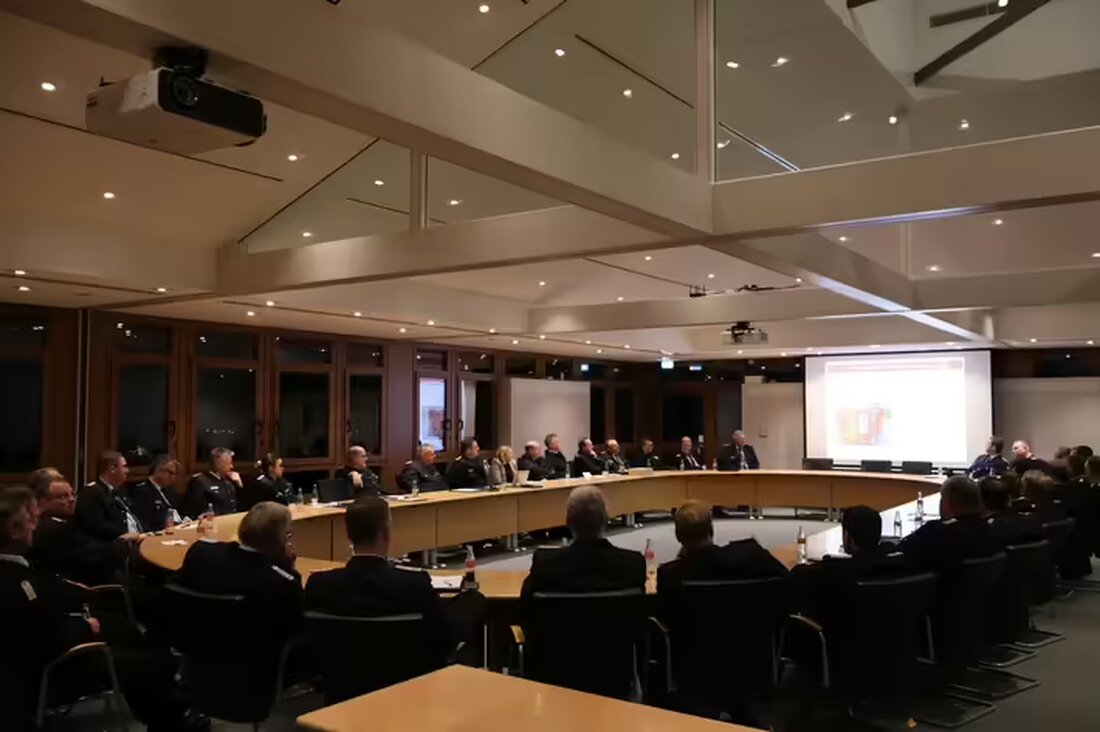 Am 6. November 2024 diskutierten Feuerwehrführungskräfte im Kreishaus Wildeshausen über Investitionen von knapp einer Million Euro in neue Ausrüstung und die Zusammenarbeit mit der Polizei für effiziente Einsätze.