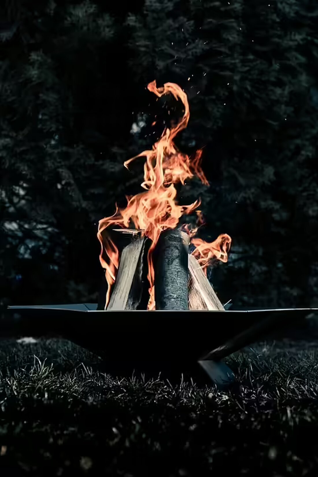 Ein schwerer Brand in einem Einfamilienhaus in Reutte führte dazu, dass ein 17-jähriger Bewohner und ein 22-jähriger Feuerwehrmann ins Krankenhaus gebracht wurden. Erfahren Sie mehr über den Vorfall.