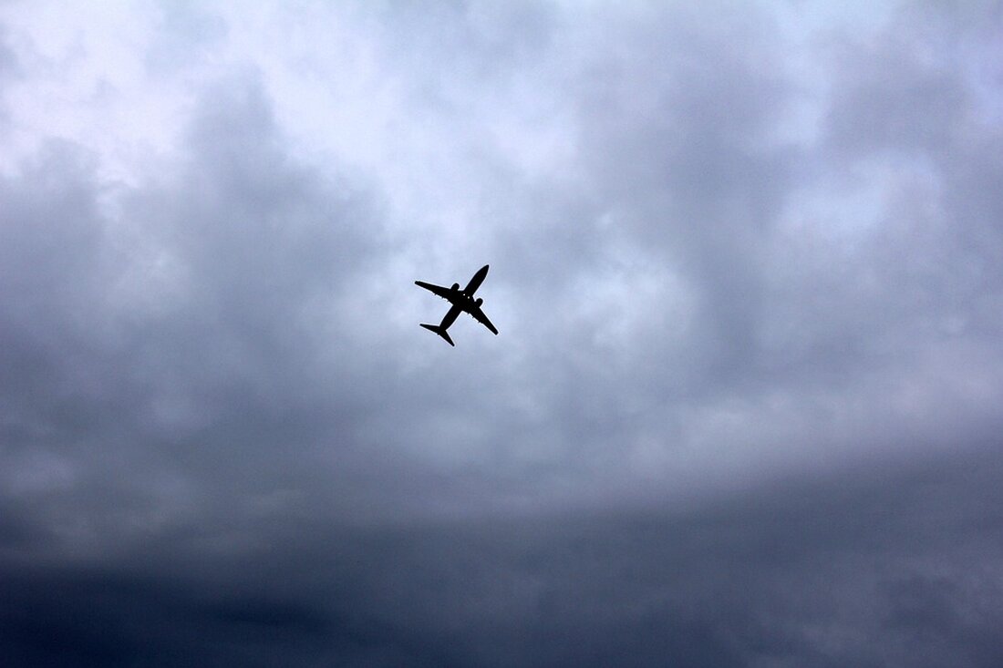 Der Fluglärm vom Salzburger Flughafen belastet seit Jahrzehnten über 10.000 Anwohner in Freilassing. Jetzt stehen rechtliche Schritte im Raum. Lesen Sie mehr über die aktuellen Entwicklungen.