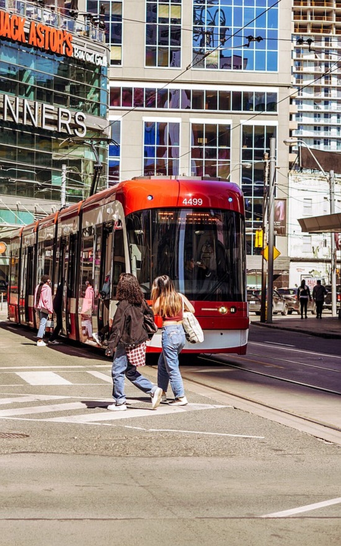 Ein 61-jähriger Mann aus dem Bezirk Villach wurde beim Forstarbeiten im Tschekeltal von einem zurückrollenden Pritschenwagen am Fuß verletzt. Details zu dem Vorfall und aktuellen Entwicklungen hier.
