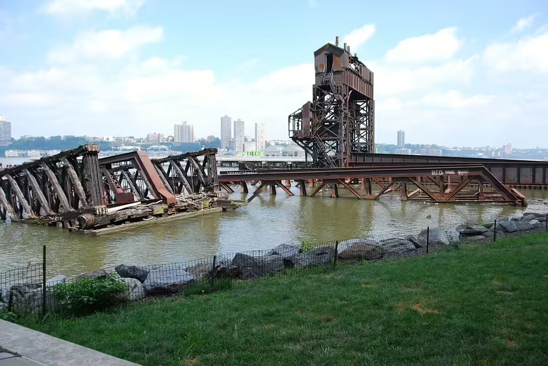 In Hermagor verletzte sich ein 69-jähriger Mann bei einem Forstunfall, als er von einem Baumstamm erfasst wurde. Rettungskräfte konnten ihn sicher aus einem Bachbett bergen.