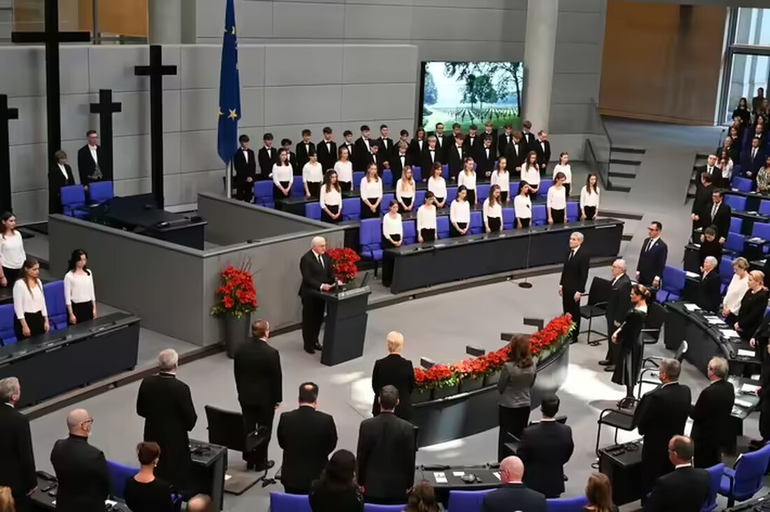 Rumäniens Präsident Iohannis spricht am Volkstrauertag im Bundestag über den gefährdeten Frieden in Europa und die Verantwortung zur Wahrung der Demokratie.