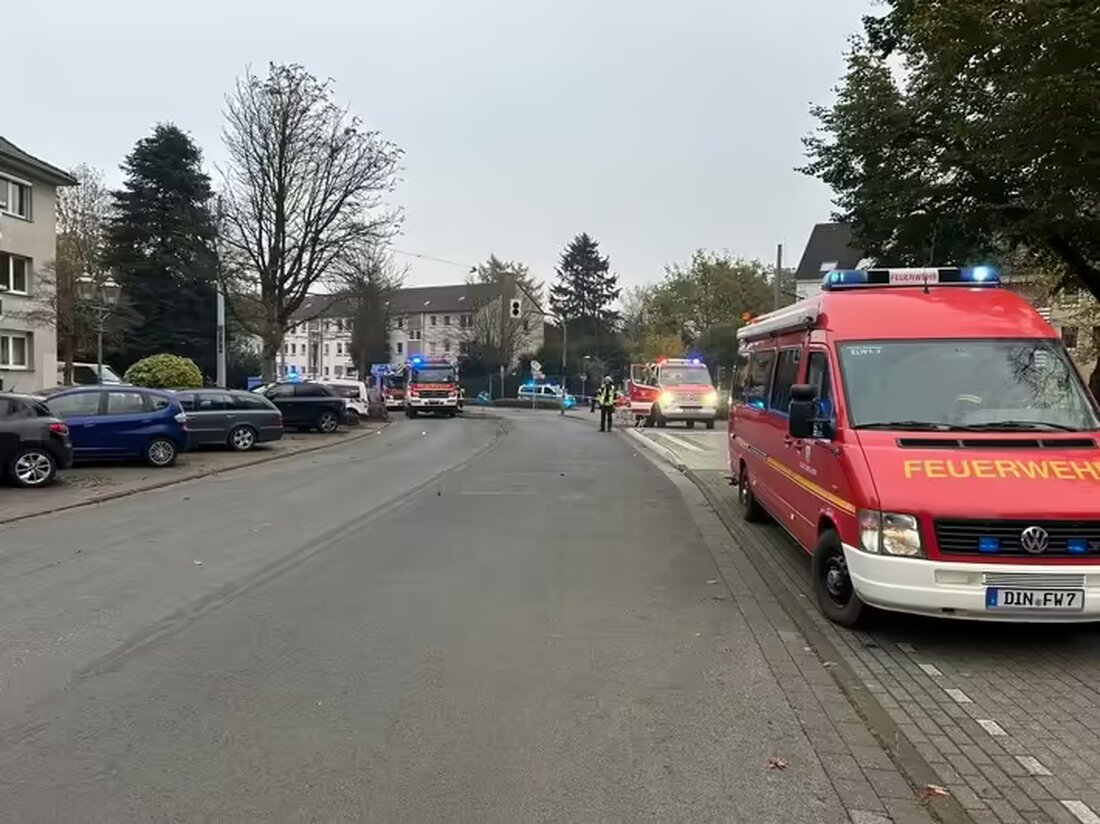 Die Feuerwehr Dinslaken reagierte auf einen Gasaustritt in einem Wohngebäude, evakuierte Bewohner und sicherte die Umgebung.