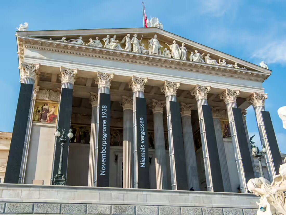 Das Parlament erinnert an die Novemberpogrome 1938, bei denen zahlreiche Synagogen und jüdische Einrichtungen in Brand gesteckt wurden. Eine Lichtinstallation gedenkt den über 65.000 jüdischen Opfern aus Österreich und setzt ein sichtbares Zeichen gegen das Vergessen. Erfahren Sie mehr über die Installation und die Namensmauern-Gedenkstätte im Ostarrichipark.
