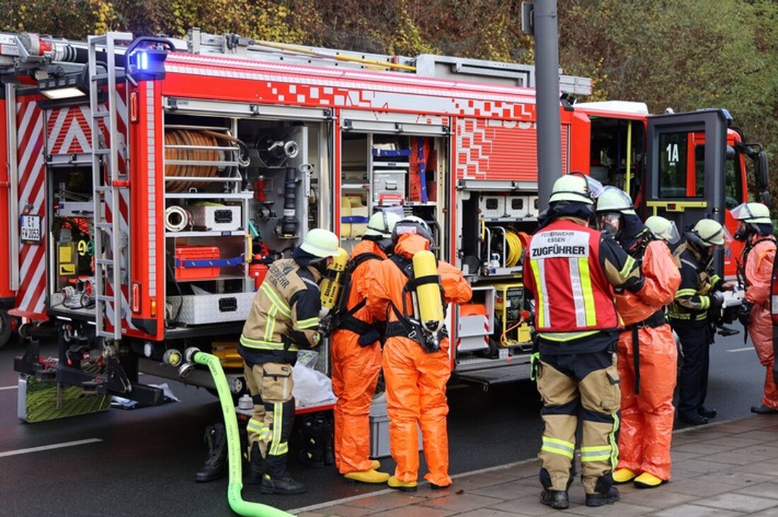 Die Feuerwehr Essen wurde am 18.11.2024 alarmiert, nachdem ein beißender Geruch auf einer Baustelle Atemwegssymptome auslöste. Glücklicherweise gab es keine Verletzten.