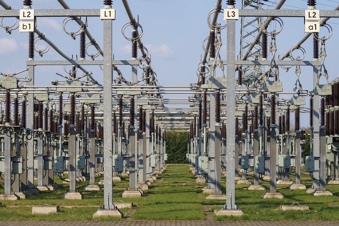 170 Feuerwehrleute proben beim Umspannwerk Sarasdorf den Ernstfall eines Großbrands. Die Übung fand im Rahmen des 130 Millionen Euro teuren Ausbaus zur Förderung erneuerbarer Energien statt.