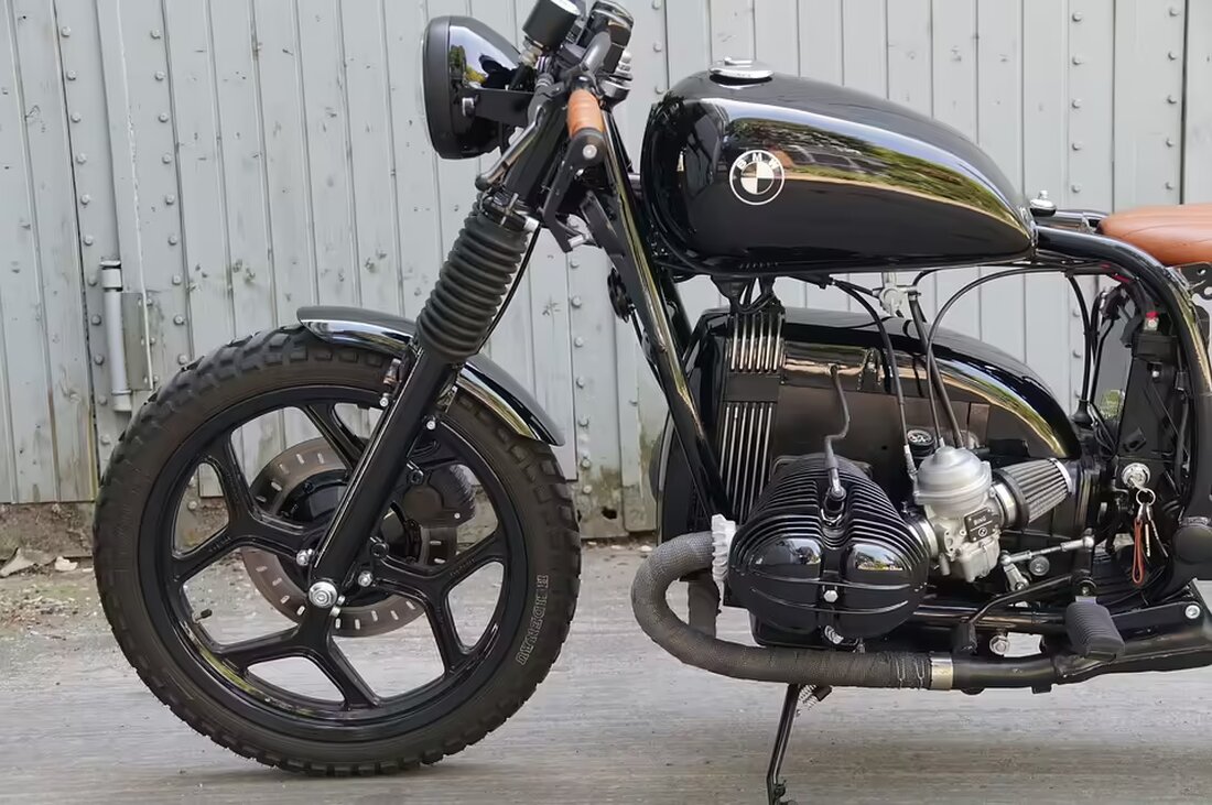 Eine Frau in Telfs entdeckte ein gestohlenes Motorrad, das nun von der Polizei an den Besitzer zurückgegeben wurde. Ein glückliches Ende für den verunsicherten Eigentümer im Bezirk Innsbruck-Land.