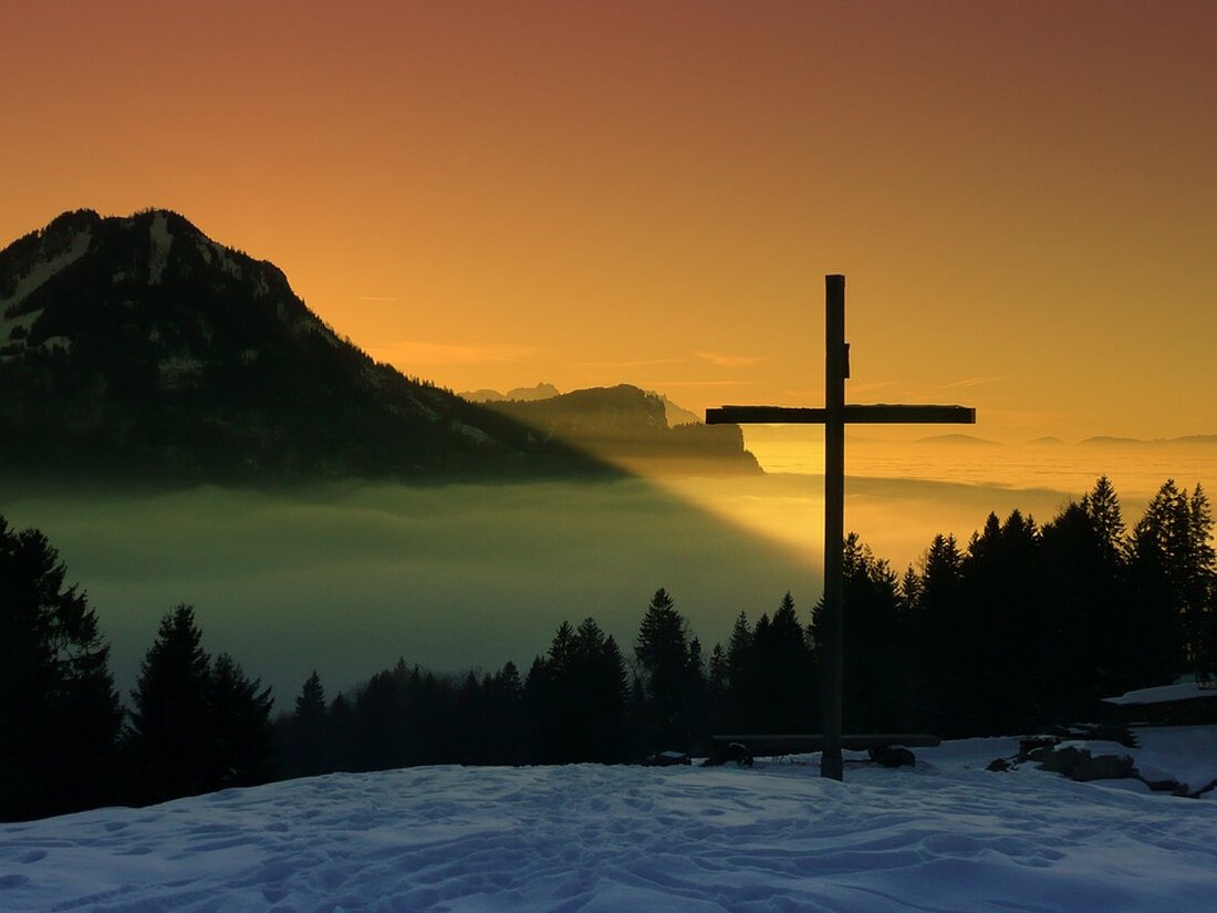In Gmunden wurde das Gipfelkreuz des „Lärlkogel“ gewaltsam entfernt und später beschädigt aufgefunden. Die Polizei sucht Zeugen zur Aufklärung dieses Vorfalls. Hinweise erwünscht!