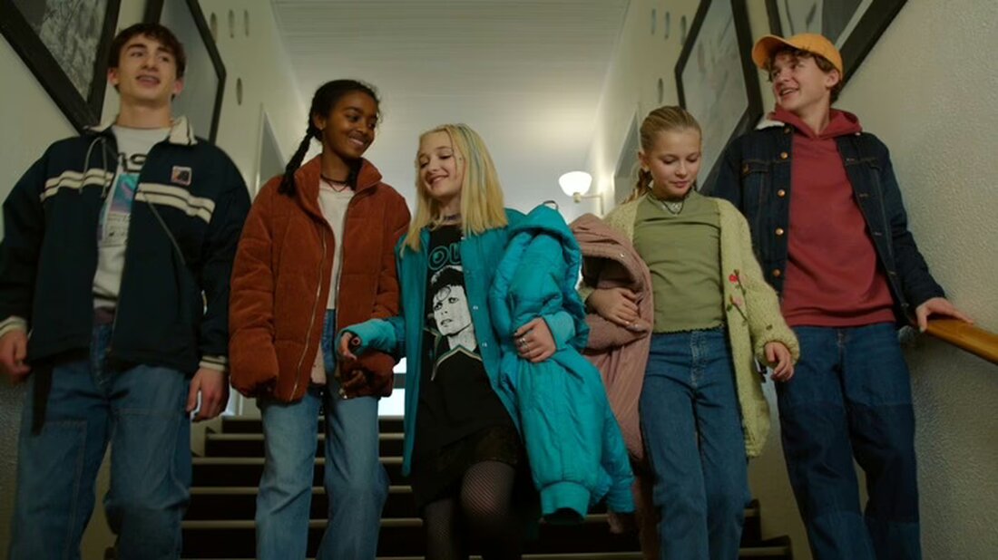 Erleben Sie die packende Serie "Glow", die ab 19. November 2024 auf KiKA das Auf und Ab einer Patchworkfamilie erzählt.