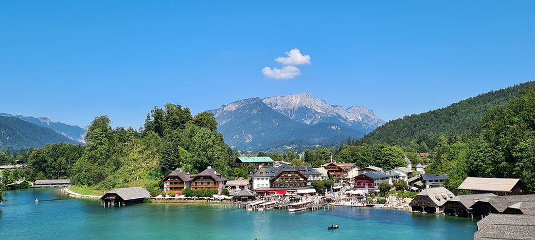 Ein Großbrand in einem Stallgebäude am Untersalzberg in Berchtesgaden forderte rund 200 Einsatzkräfte. Alle Tiere konnten gerettet werden. Die Ursachen des Feuers werden derzeit ermittelt.