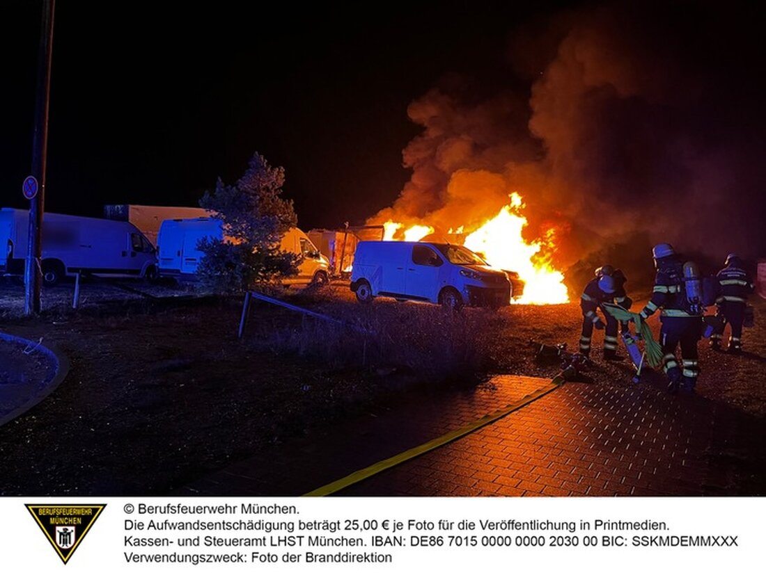 In Freiham brannten in der Nacht auf Montag acht Kleintransporter, dabei entstand hoher Sachschaden. Polizei ermittelt wegen Brandstiftung.