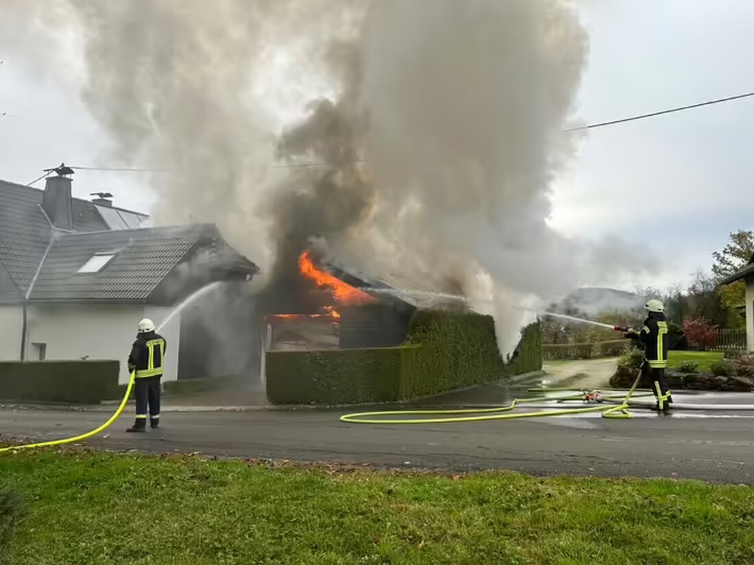 In Lennestadt-Grevenbrück griff ein Carportbrand auf ein Wohngebäude über, das nun unbewohnbar ist. Feuerwehr im Großeinsatz.