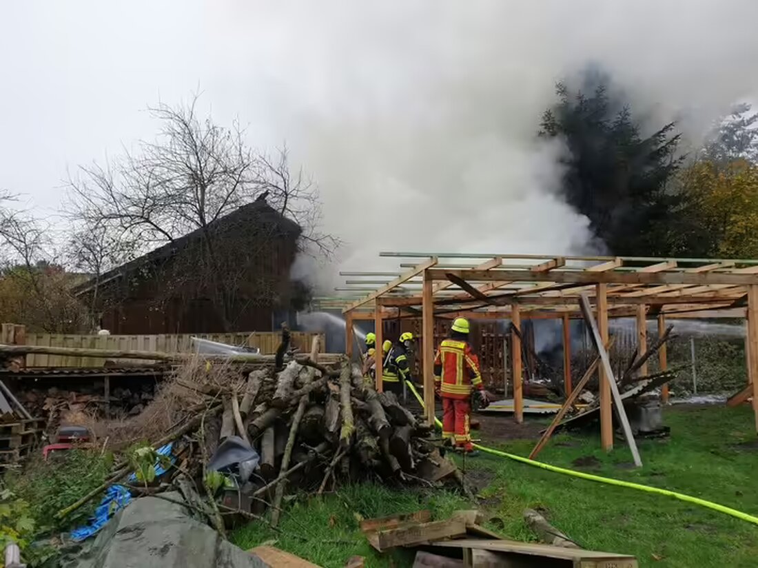 Am 4. November 2024 brannten in Timmaspe ein Carport und ein Wohnhaus. 85 Feuerwehrkräfte waren im Einsatz. Brandermittlungen laufen.