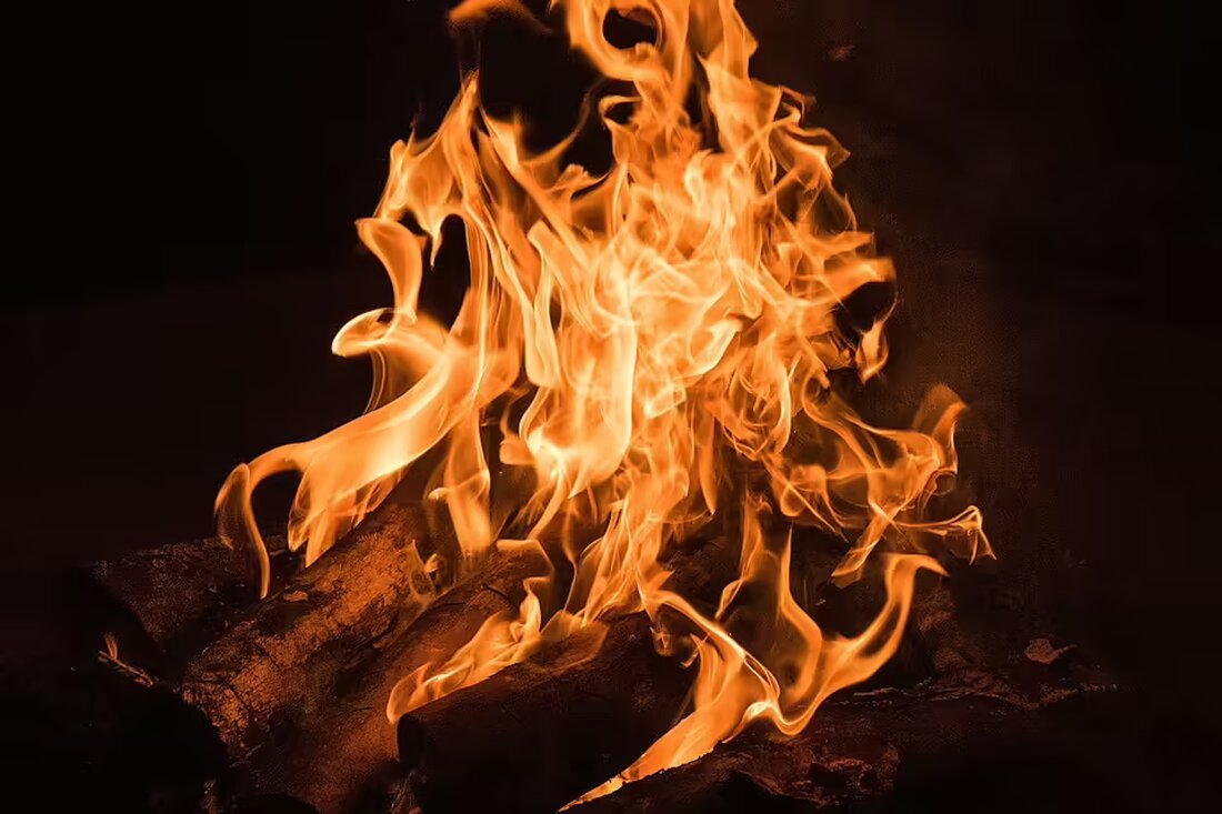 Ein Grabkerze verursachte einen Feuerwehr-Großeinsatz in Köttmannsdorf. Sechs Feuerwehren mit 60 Einsatzkräften kämpften erfolgreich gegen das Feuer. Erfahren Sie mehr über den Einsatz!