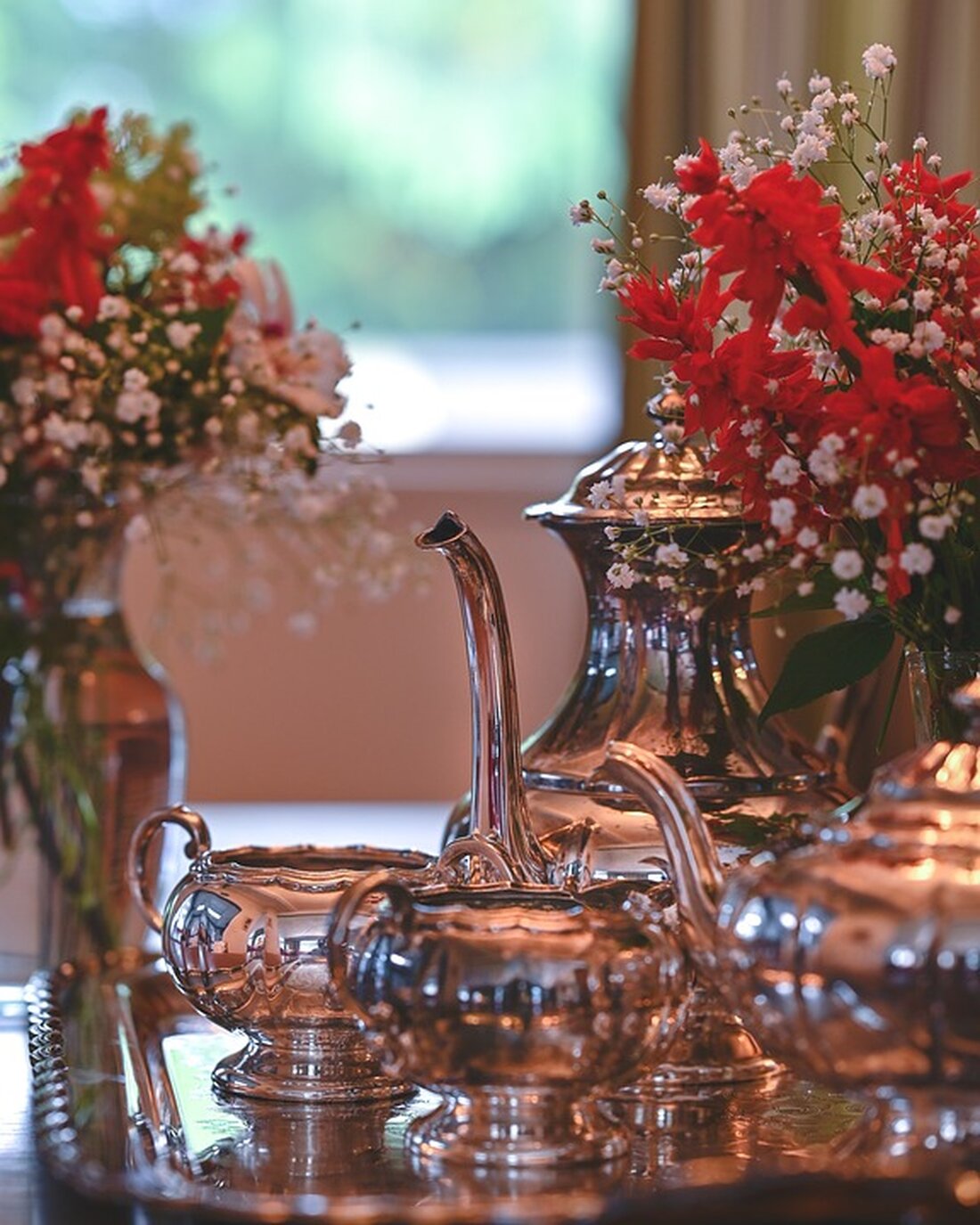 Erfahre mehr über die Verleihung des Großen Silbernen Ehrenzeichens des Landes Burgenland an Wolfgang Kuzmits für sein herausragendes Engagement in Kunst und Kultur. Entdecke seine vielfältigen Verdienste und sein Wirken in der Kulturszene.