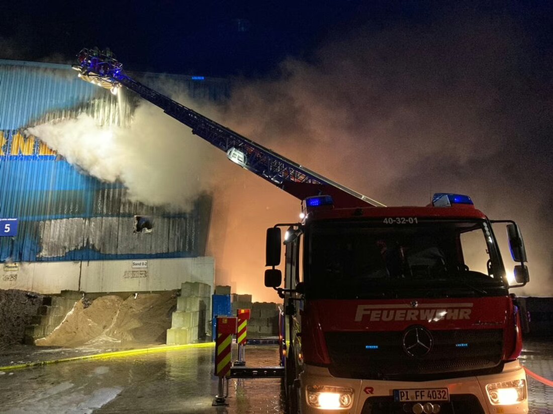 Großfeuer in Tornesch: Nach 13 Stunden intensiven Löscharbeiten von 100 Einsatzkräften ist der Brand in einer Sortierhalle gelöscht.