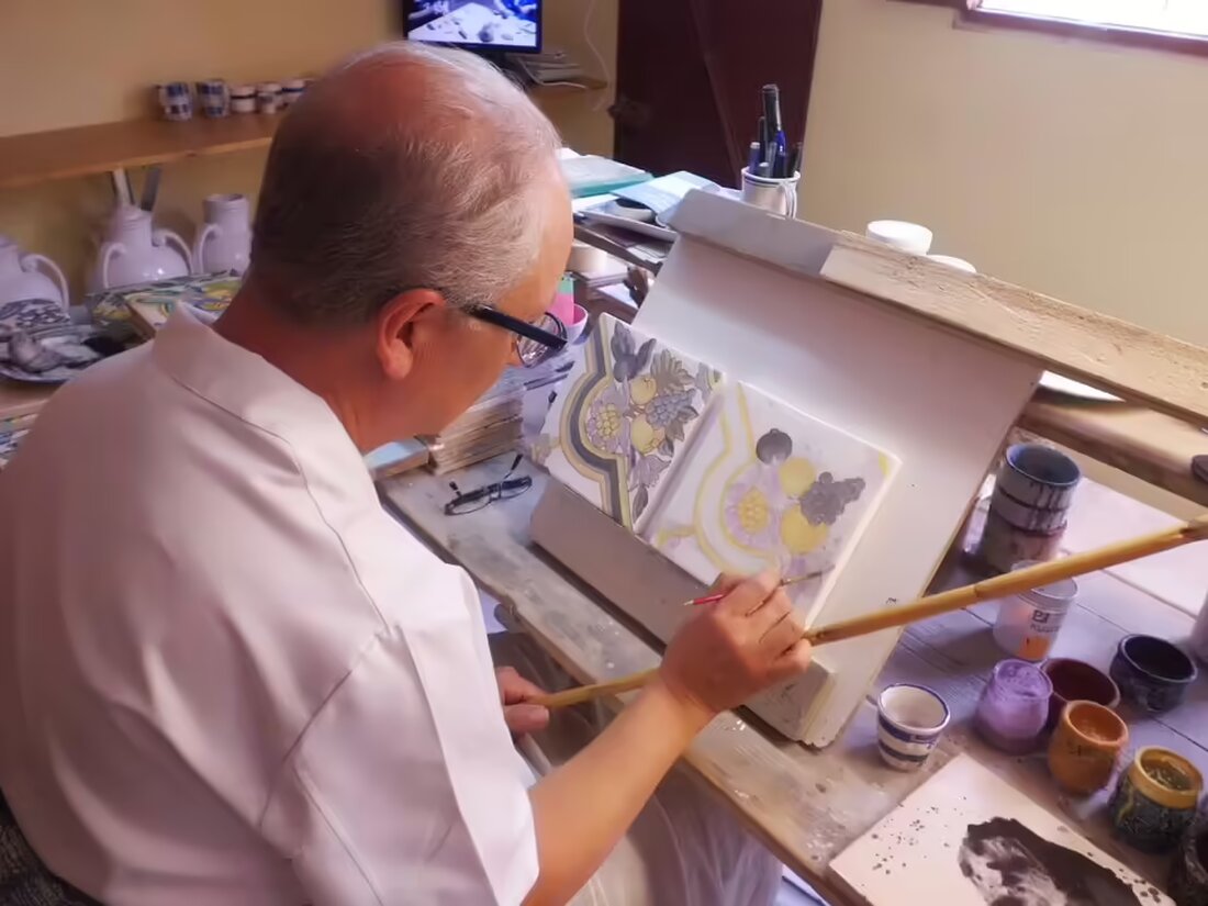 Erfahren Sie, wie der 86-jährige Franz Himmelfreundpointner aus Steyrtal mit Leidenschaft über 150 einzigartige Vogelhäuser baut und damit soziale Projekte unterstützt. Ein inspirierender Lebensweg!