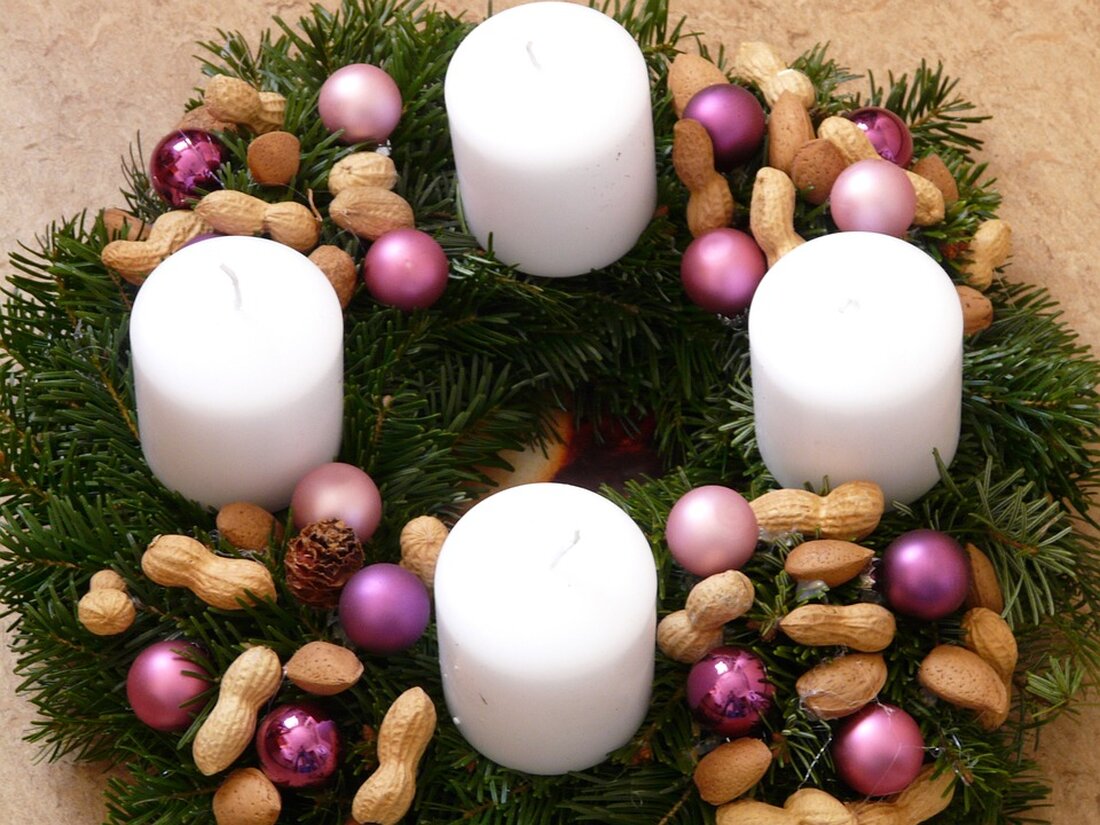 Kardinal Schönborn erhielt von Diakonie-Direktorin Moser einen Adventkranz, ein Zeichen der Hoffnung in Krisenzeiten. Der Brauch, für den sozialer Zusammenhalt und Unterstützung wirbt, hat historische Wurzeln.