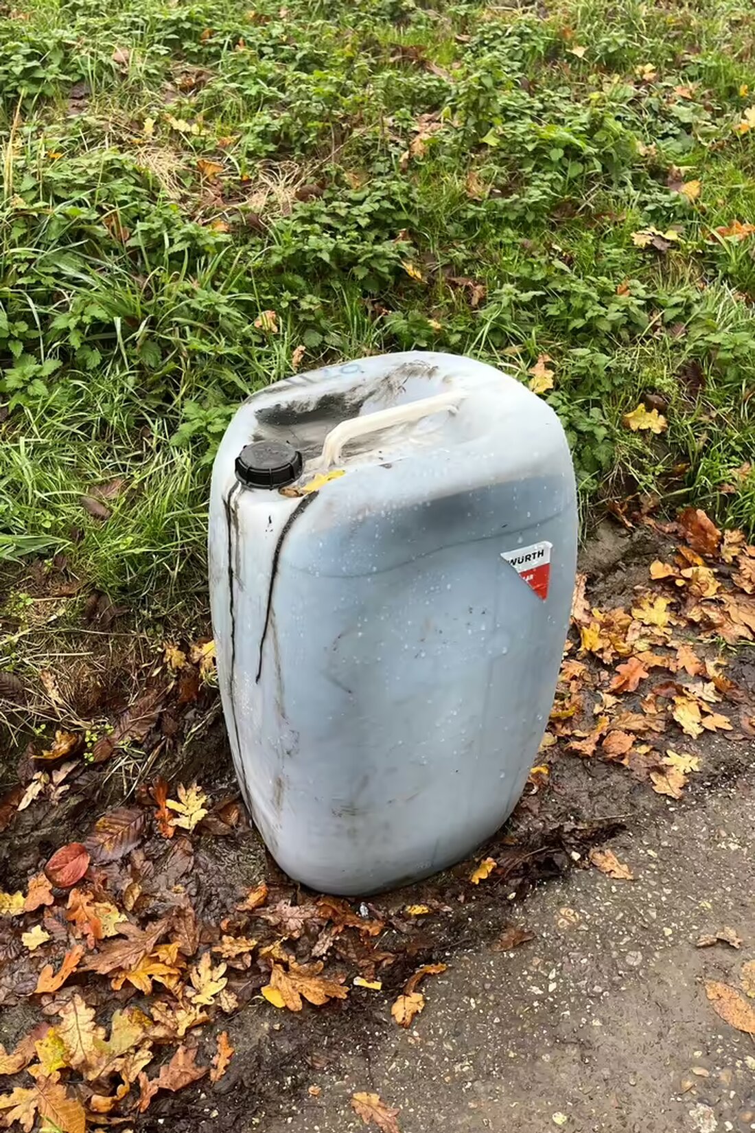 Unbekannte entsorgten illegal einen Kanister mit 60 Litern Altöl bei Heroldstatt. Polizei bittet um Hinweise aus der Bevölkerung.