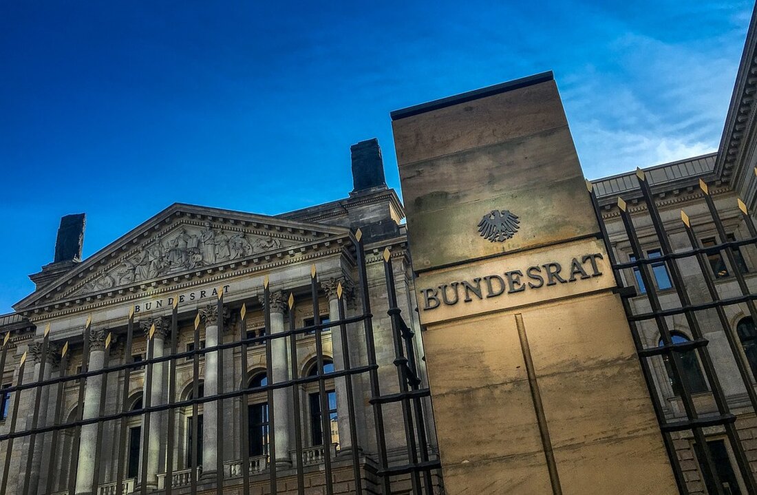Erfahren Sie mehr über die kürzlich veröffentlichte Liste der Nebentätigkeiten der Abgeordneten. Entdecken Sie die Regeln und Vorschriften im Zusammenhang mit transparenter Politik und erhalten Sie zusätzliche Informationen zur aktuellen parlamentarischen Korrespondenz. Ein wichtiger Schritt zur Stärkung von Demokratie und Transparenz.