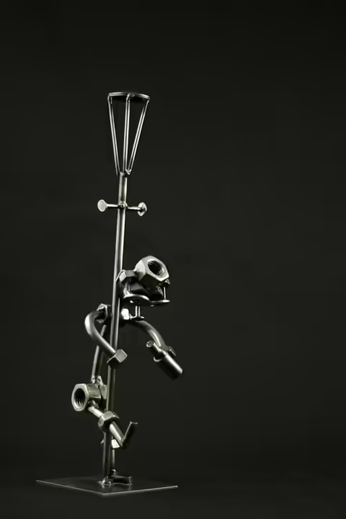 Ein betrunkener 27-Jähriger hat in der Bezirkshauptmannschaft Leoben den Einbruchsalarm ausgelöst, da er fälschlicherweise glaubte, sich in einem Hotel zu befinden. Die Polizei wurde alarmiert.