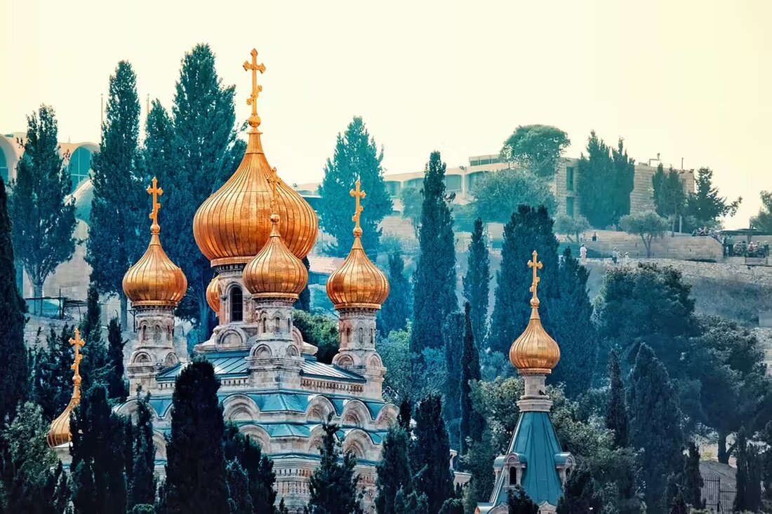 Israeli Luftangriffe töten Dutzende in Gaza, darunter 27 bei einem einzelnen Strike. Der Gesundheitsminister berichtet von über 43.000 toten Palästinensern. Die Situation verschärft sich weiter.