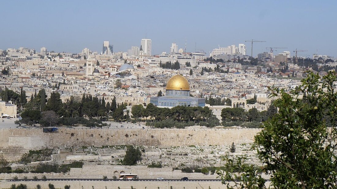 Familien israelischer Geiseln kritisieren den Sicherheitschef-Nominierten Zini aufgrund seiner ablehnenden Haltung zu Geiselnahme-Deals. Kontroverse um Berufung und Einfluss auf Verhandlungen.