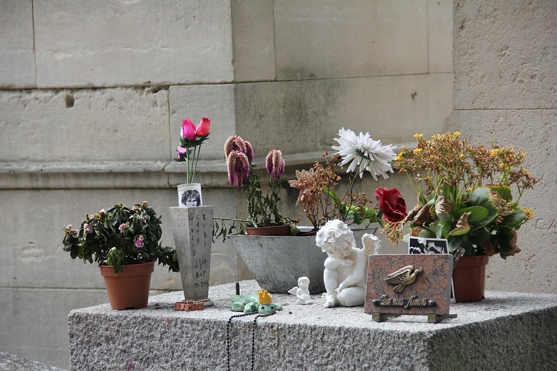 Nach 37 Jahren wurde die gestohlene Büste von Jim Morrison, der legendären Sänger der Doors, auf dem Père Lachaise Friedhof in Paris wiederentdeckt. Ein Stück Musikgeschichte kehrt zurück!