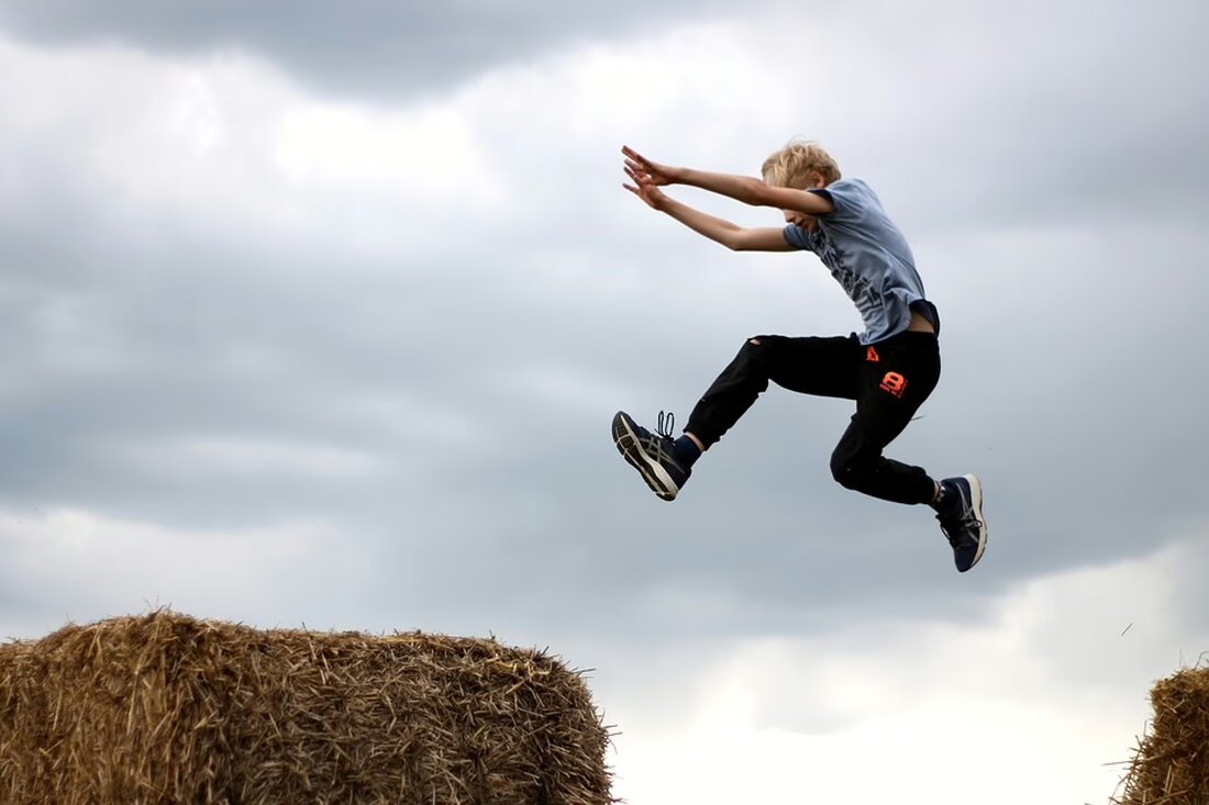 Eine Bande von Jugendlichen, angeführt von einem 13-jährigen Afghanen, verübte in Wien-Simmering mindestens fünf Überfälle auf Gleichaltrige. Details zu den Tätern und den Taten im Artikel.