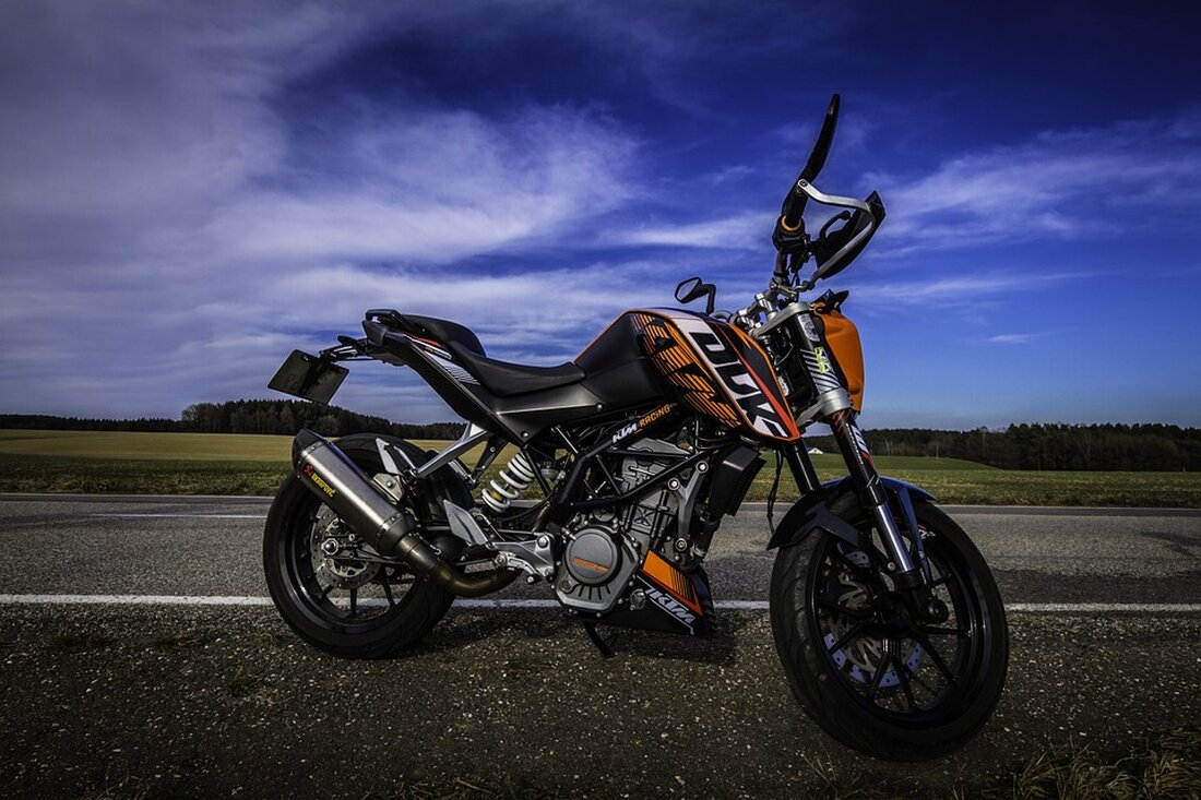 Die KTM AG hat Insolvenz angemeldet, mit Schulden von 1,5 Milliarden Euro. Ein Sanierungsplan mit 30% Schuldentilgung innerhalb von zwei Jahren wird jetzt erarbeitet.