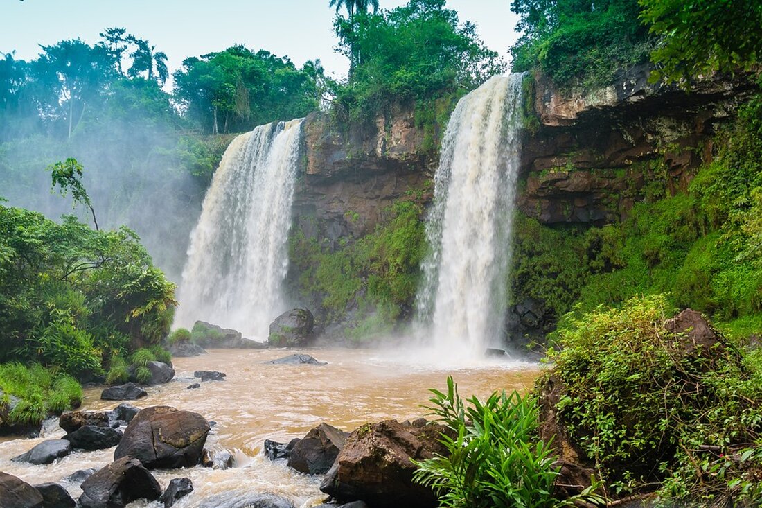 Ein Kleinflugzeug ist in die touristische Stadt Gramado in Brasilien abgestürzt, wobei mindestens 10 Menschen ums Leben kamen. Erste Berichte deuten auf keine Überlebenden hin. Weitere Verletzte wurden ins Krankenhaus gebracht.