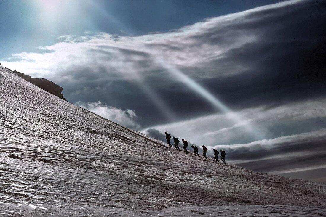 Eine Gruppe Kletterer sorgte auf der Hohen Wand für Aufregung, als sie am Waldrand ein Lagerfeuer entfachte. Ein Bergretter musste eindringlich eingreifen, um Schlimmeres zu verhindern. Erfahren Sie mehr.