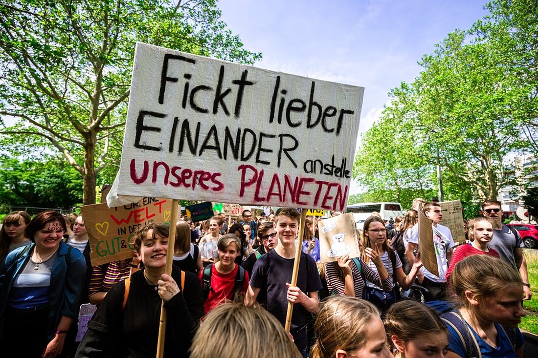In Wien-Hernals ließen Klimaaktivisten die Reifen von 94 SUVs entleeren, um gegen deren Präsenz in Städten zu protestieren. Die Gruppe "Luftnot Kollektiv" fordert Maßnahmen gegen die Klimakrise.