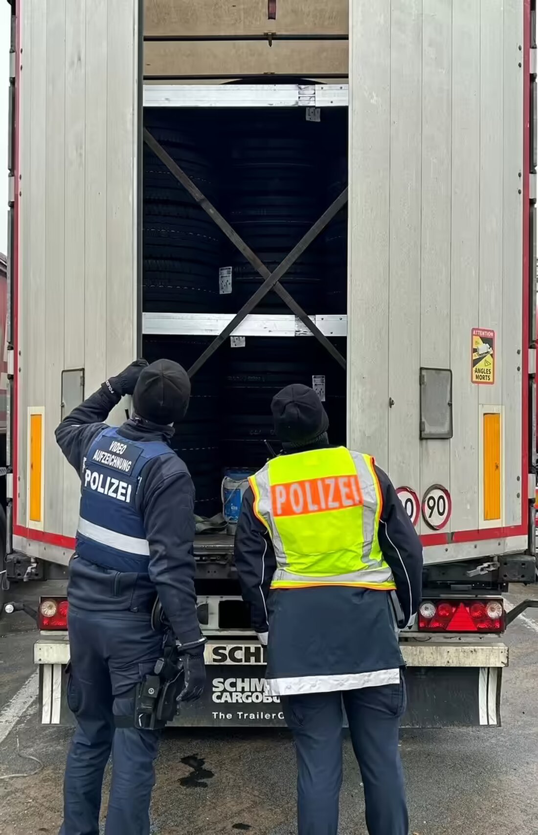 Im Zeitraum vom 05. bis 08.11.2024 führte die Polizeiinspektion Edenkoben Kontrollen im Schwerverkehr auf der BAB 65 durch, um Verstöße zu ahnden und Nachwuchs auszubilden.