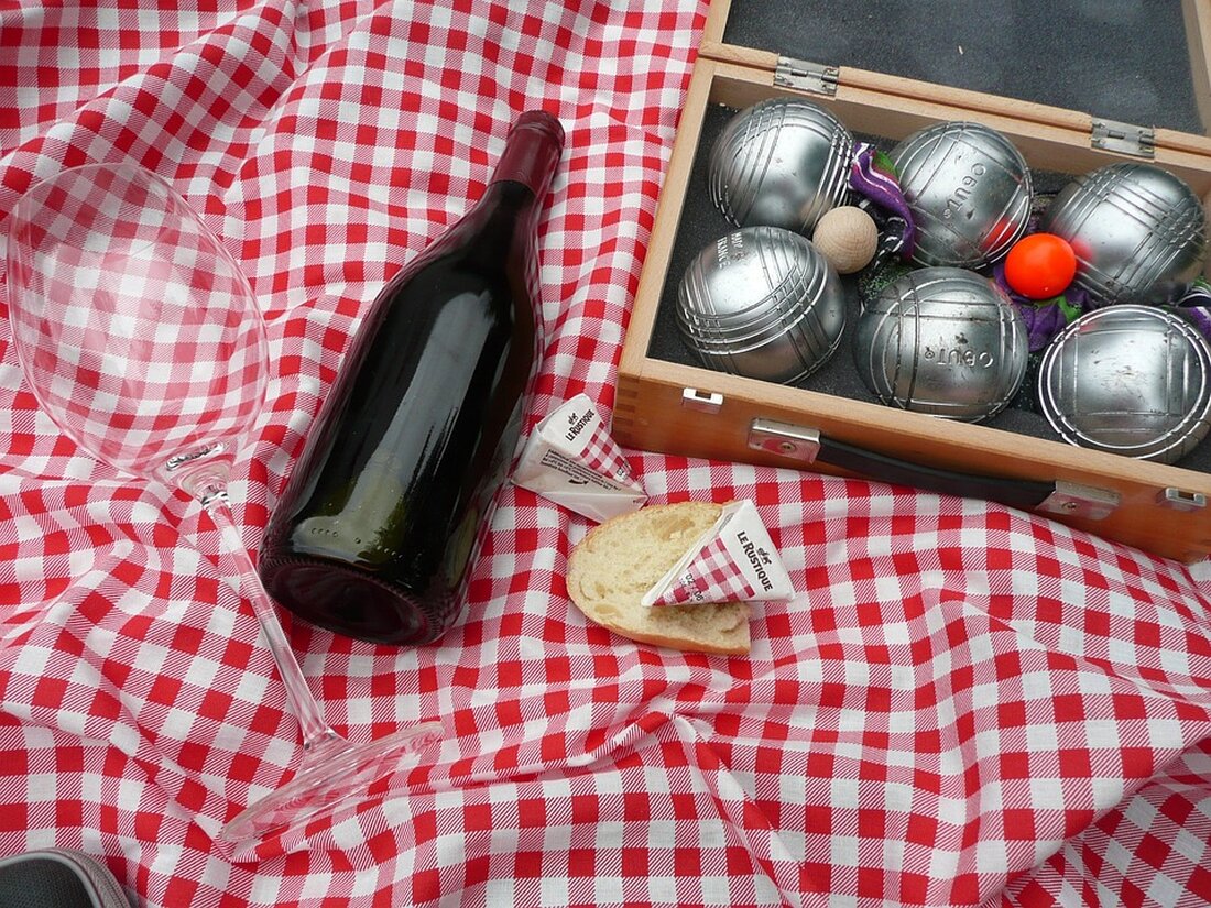 Im Weberbräu in Ried funkeln über 500 Christbaumkugeln für einen guten Zweck. Der Erlös unterstützt bedürftige Kinder. Erfahren Sie mehr über diese herzerwärmende Aktion!