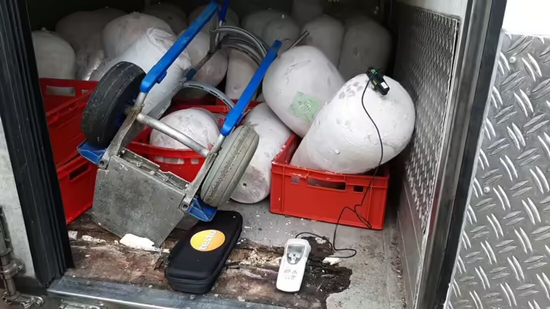 Am 08.11.2024 kontrollierte die Polizei in Bad Segeberg einen Lebensmitteltransport. Tiefkühlware wies zu hohe Kerntemperatur auf, Vernichtung angeordnet.