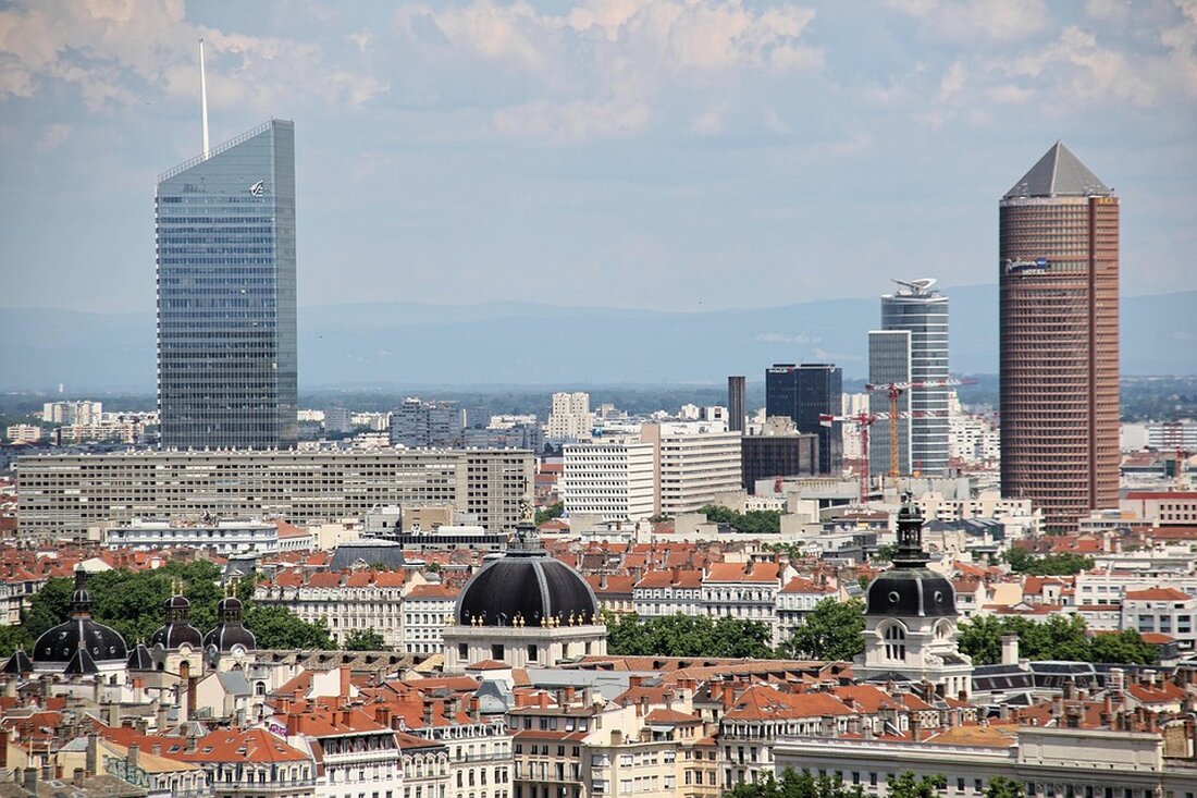 Der einstige siebenmalige französische Meister Lyon wurde wegen finanzieller Probleme in die zweite Liga relegiert. Trotz eines Aufrufplans steht der Verein vor erheblichen Herausforderungen.