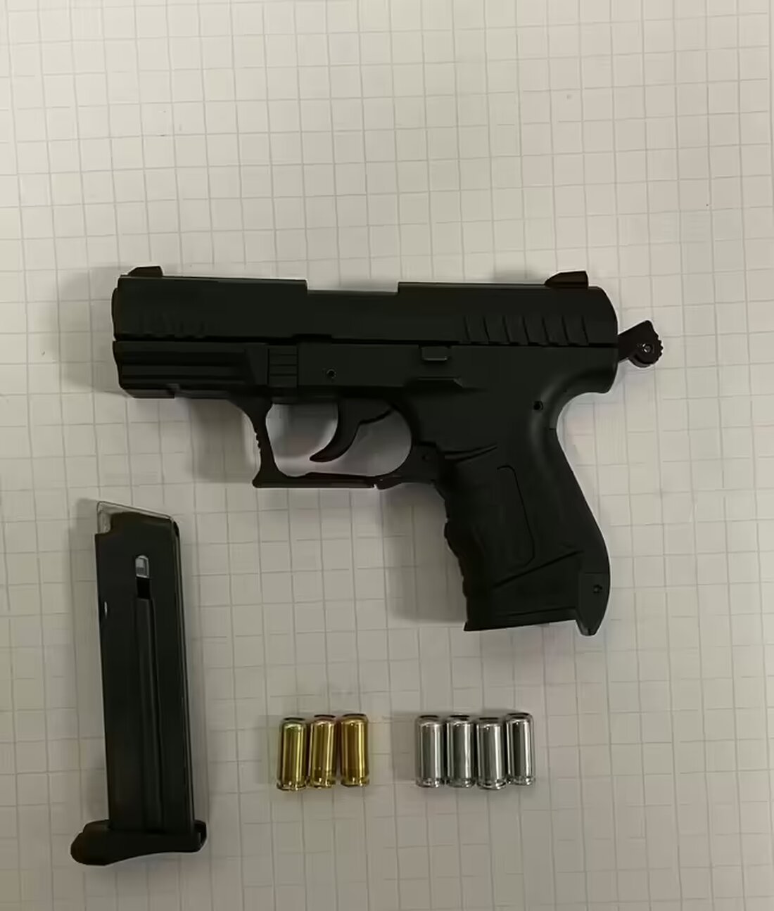 Ein 39-Jähriger bedrohte eine 15-Jährige im Zug mit einer Waffe. Die Bundespolizei stellte ihn in Dortmund. Ermittlungen laufen.