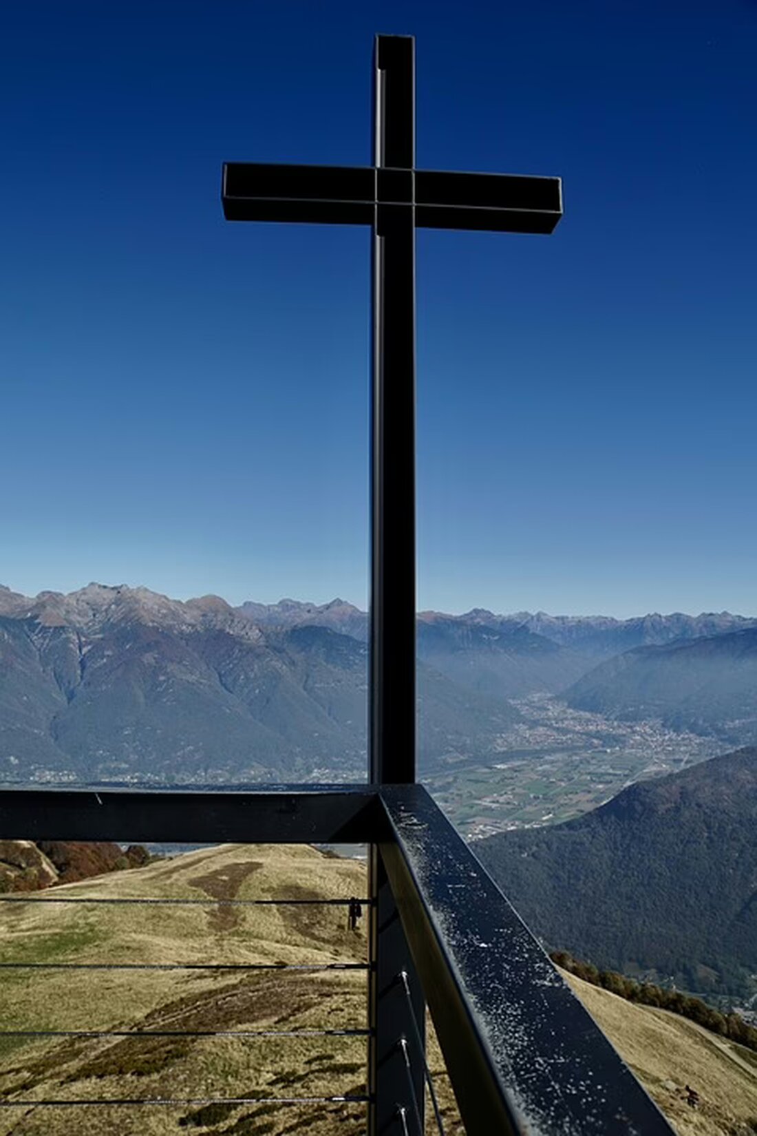 Erleben Sie einen unvergesslichen Abend mit Fredi Jirkal auf der Kleinkunstbühne Zwentendorf, wo die "Rote Sofa"-Erfinderin Maria Knöpfl herzlich verabschiedet wurde. Lachen und Emotionen pur!