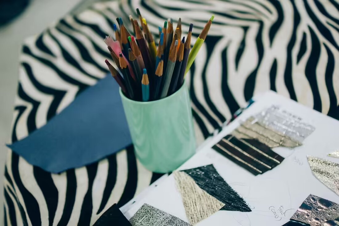 Entdecken Sie, wie Kinder beim Märchentheater „Frau Holle“ auf dem Laakirchner Martinimarkt mitmachen können. Erleben Sie Kreativität, Musik und herbstliche Genüsse in der alten Papierfabrik!