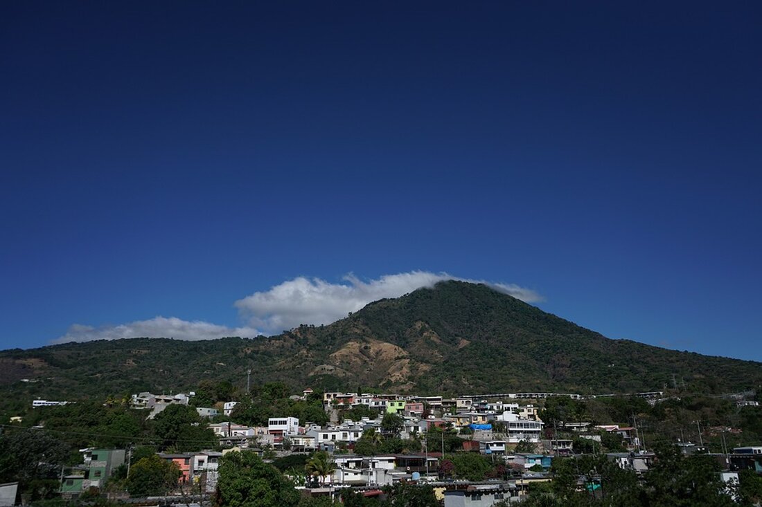 Eine Menschenrechtsorganisation hat ihre Arbeit in El Salvador eingestellt, da die Regierung kritische Stimmen unterdrückt. Der Leader betont, dass die Sicherheit gefährdet ist.