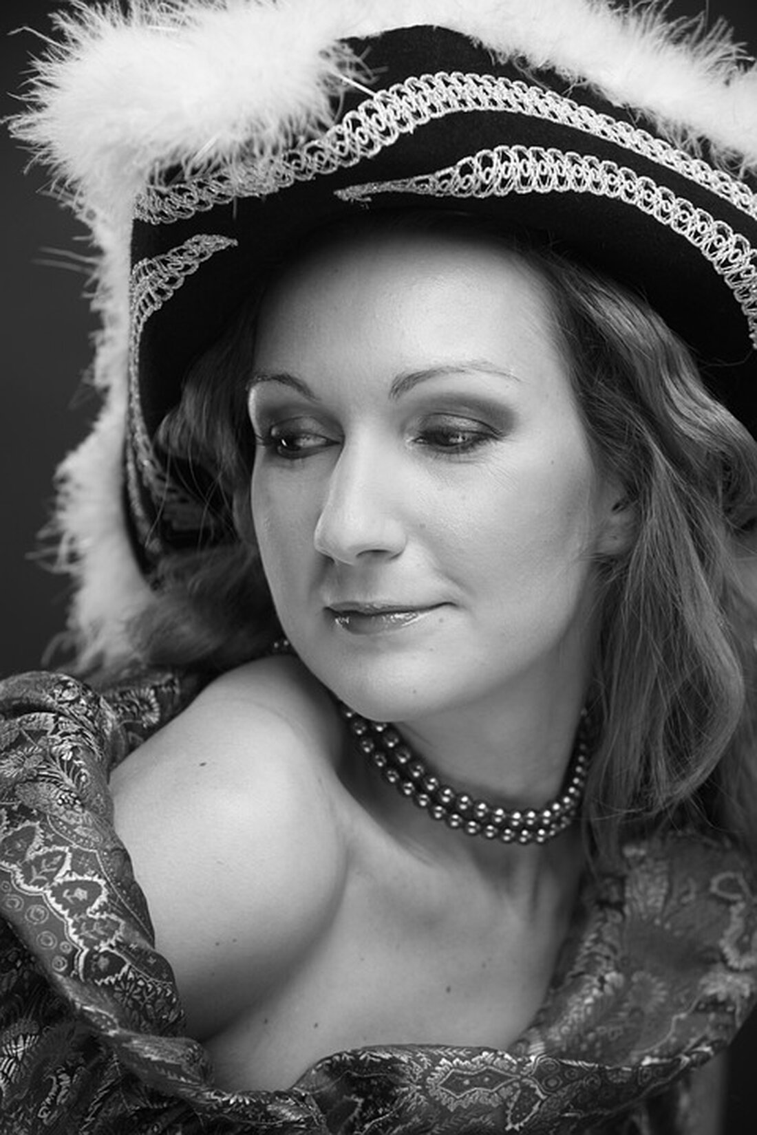 Entdecken Sie die faszinierende Geschichte von Silvie Somasgutner, die als Gräfin Katherina von Lamberg Führungen in Steyr leitet. Erfahren Sie, wie auch Prinzessinnen hart arbeiten müssen, um ihre Träume zu verwirklichen.