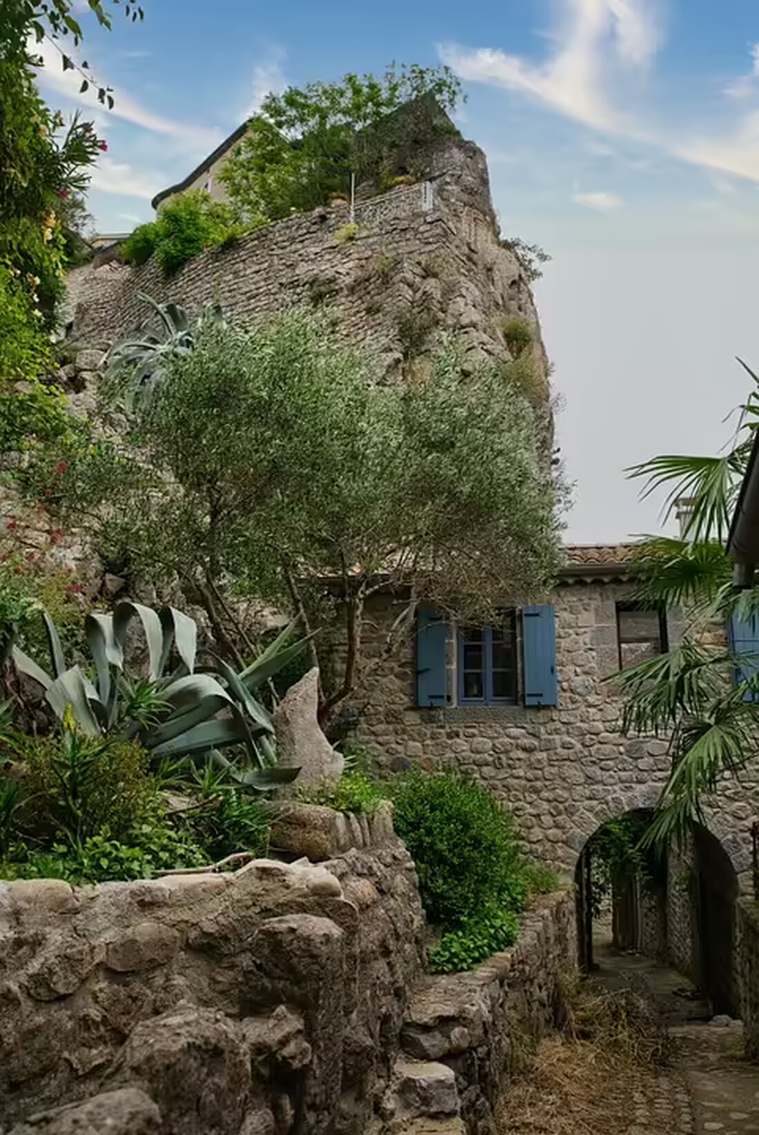 Entdecken Sie die magischen Mittelalter-Weihnachtsmärkte in Rheinland-Pfalz! Besuchen Sie historische Märkte auf Burgen und erleben Sie festliche Atmosphäre, Handwerkskunst und kulinarische Köstlichkeiten.